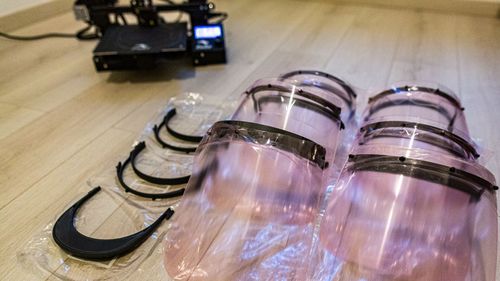 Povestea lui Liviu, fotograful care a făcut în propria sufragerie 12 viziere și le-a donat medicilor / „Și donația ar fi fost bună, dar sentimentul că faci efectiv ceva e mult mai puternic”