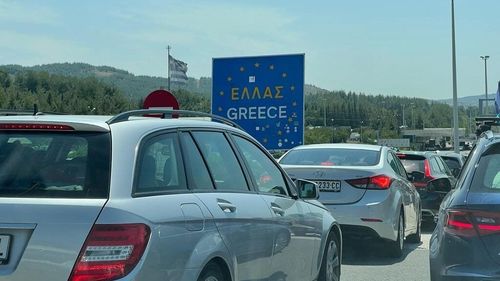 Modificările la Codul Rutier din Grecia: amenzi drastice și suspendarea permisului pentru folosirea telefonului mobil / Sancțiuni importante și pentru încălcarea altor reguli