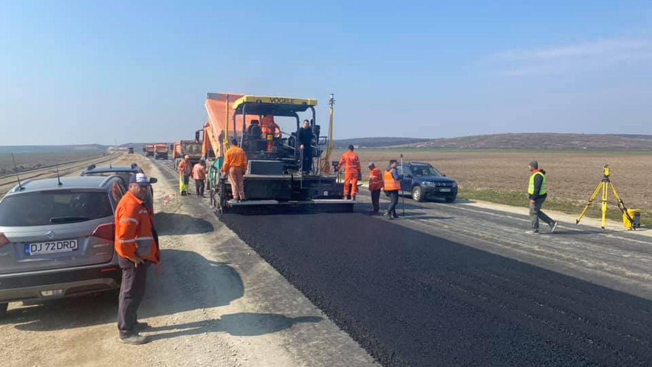Premieră: Se toarnă primul strat de asfalt pe Drumul Expres Craiova – Piteşti