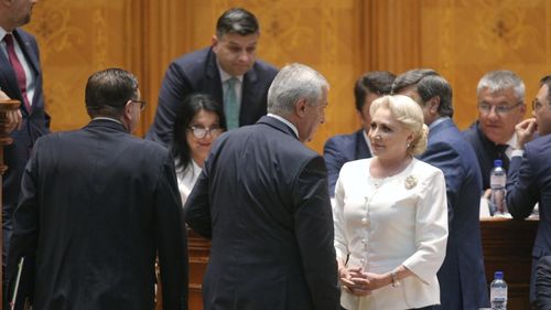 SURSE Premierul Viorica Dăncilă le-a oferit celor de ALDE și Pro România locuri comune pe listele pentru locale și posturi în guvern pentru ca Tăriceanu să nu iasă de la guvernare