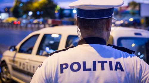 Trei tineri au fost amendați după ce s-au urcat pe o autospecială a poliţiei şi s-au filmat, postând clipul online