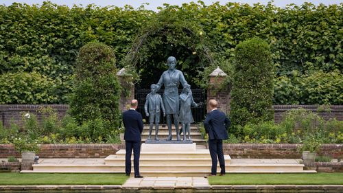 Prinții William și Harry au inaugurat o statuie a Prințesei Diana care ar fi împlinit 60 de ani