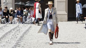 Thom Browne primăvară-vară 2027 la Milano: cum transformă insectele și botanica într-o colecție de modă masculină