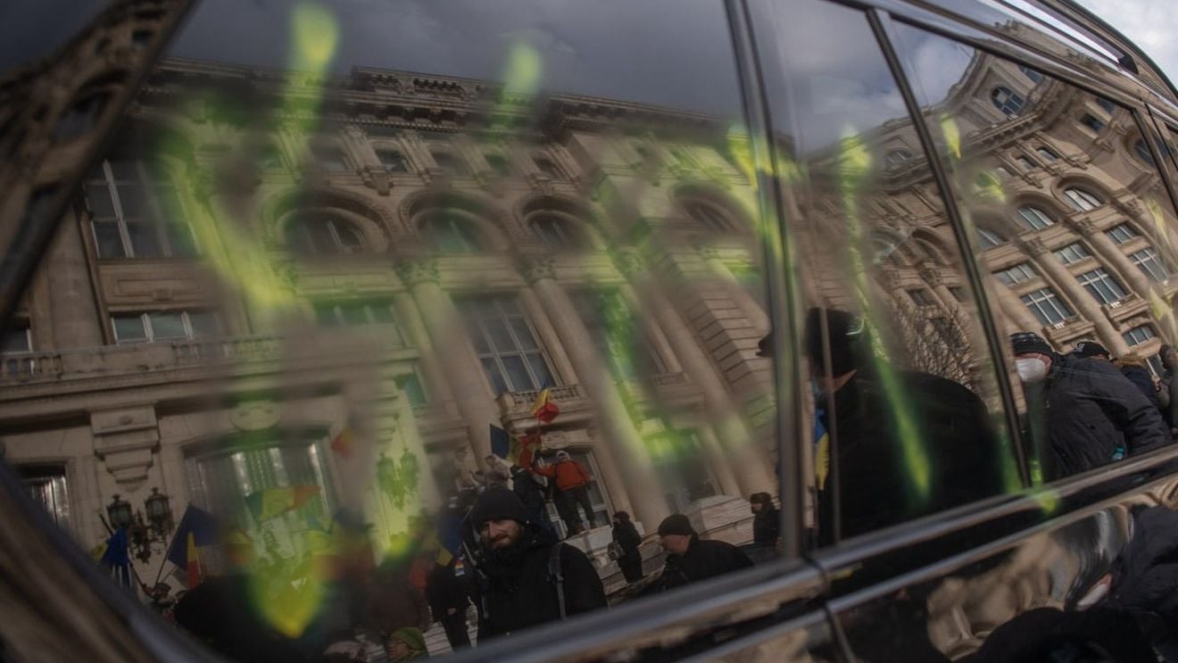 Ambasada SUA confirmă că un autovehicul care îi aparține a fost avariat în timpul protestului de astăzi din București/ Ministrul de interne negase categoric avarierea mașinii