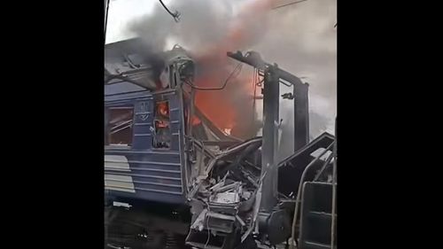 VIDEO UPDATE Rusia a bombardat un tren de pasageri în Sumî, apoi a atacat din nou, în timp ce pasagerii erau evacuați / Zeci de persoane au fost rănite / Zelenski: ”Aceasta este teroarea pe care lumea nu trebuie să o ignore / Vorbele nu mai sunt de ajuns”
