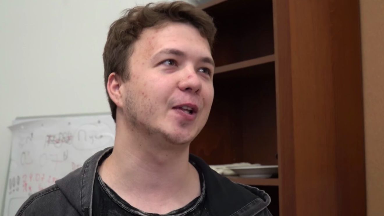 Mărturii ale pasagerilor despre arestarea jurnalistului Roman Protasevici din avionul deturnat la Minsk