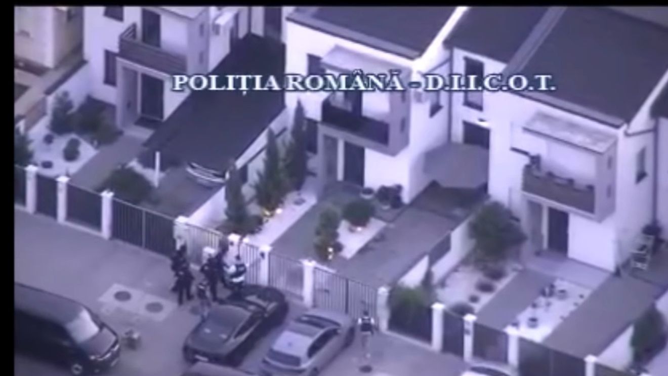 Rețineri în dosarul contrabandei cu țigări de la Arad. Liderul grupării a fugit cu câteva ore înainte de acțiunea DIICOT. Oamenii legii i-au confiscat un Ferrari din curte
