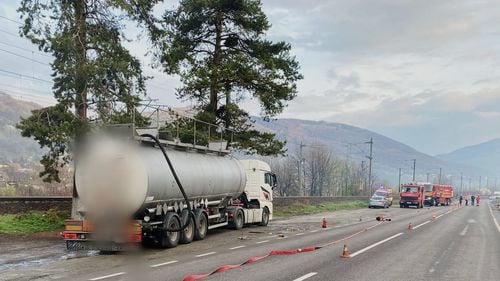 VIDEO UPDATE S-a finalizat intervenția ISU pe DN1, la Comarnic, după ce a curs acid sulfuric dintr-o cisternă /  / Traficul e în continuare blocat / 28 de persoane au fost evacuate în timpul transferului încărcăturii într-o altă cisternă
