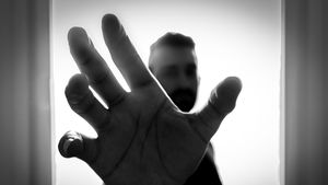 Droguri aruncate pe geam la sosirea poliției / Două persoane arestate în Brașov pentru trafic de droguri