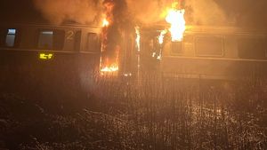 UPDATE Incendiu la un tren în mişcare, în judeţul Bistriţa-Năsăud / Peste 30 de călători au fost evacuaţi