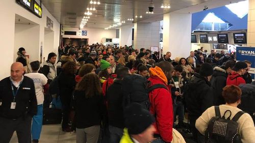 Haos pe Aeroportul Otopeni din cauza blocării benzii de transport a bagajelor. Reprezentanții aeroportului spun că de vină a fost fluxul prea mare de bagaje comparativ cu o zi obișnuită