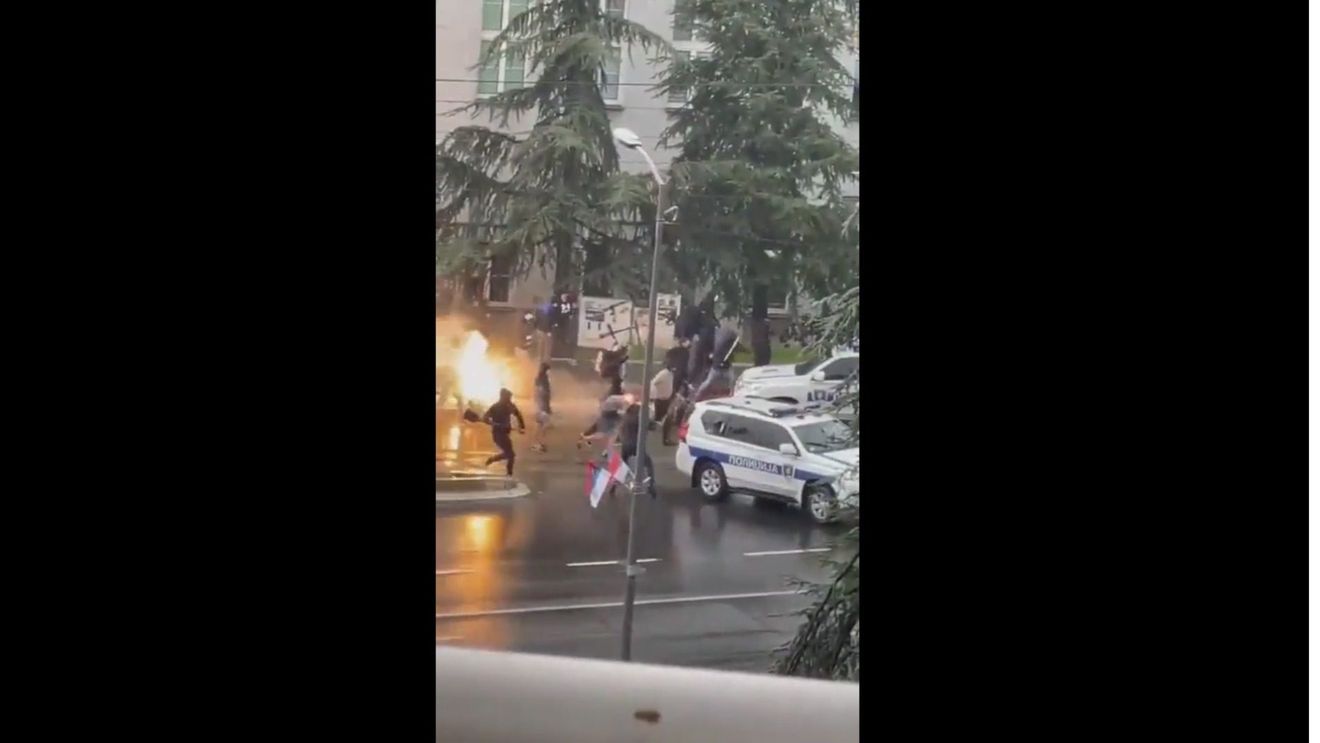 VIDEO Violențe între poliție și protestatarii de dreapta la un marș LGBTQ din Serbia