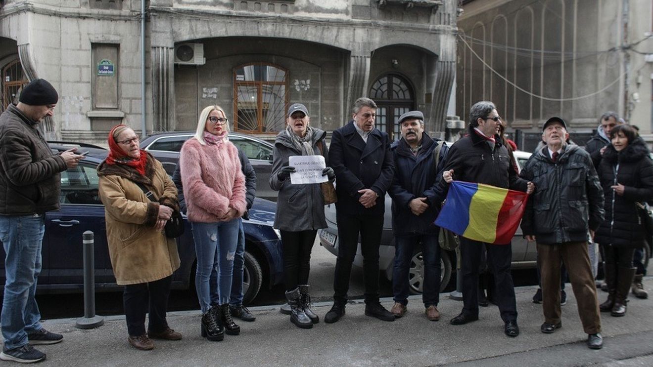 VIDEO Circa 15 persoane, în frunte cu Gelu Vișan, protestează la DNA în sprijinul lui Mircea Beuran