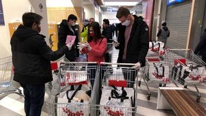 FOTO Cumpărături la ușa ta. Vârstnicii, bolnavii și părinții singuri din București și Ilfov pot apela la voluntari ca să le aducă la ușă cumpărăturile