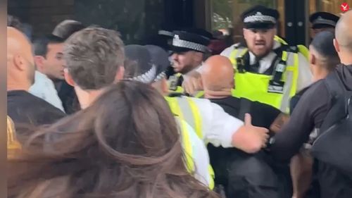 Demonstranți anti-vacciniști au încercat să pătrundă cu forța în fostele studiouri ale BBC din Londra