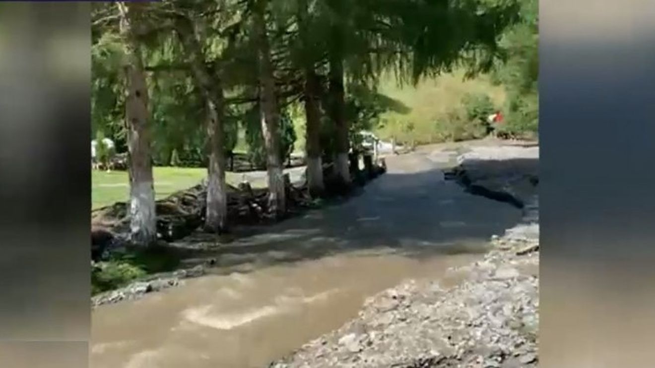 Turiști blocați la Moeciu de două zile / O viitură a distrus singurul drum de acces în zonă