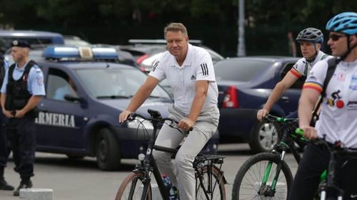 Iohannis, replică de pe bicicletă pentru Dragnea care îl amenință cu suspendarea: Nu mă interesează părerea lui
