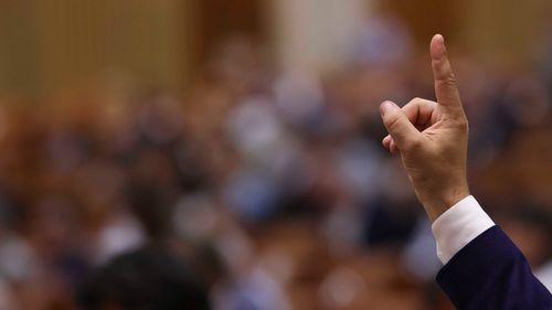 Moțiunea de cenzură depusă de AUR va fi votată luni de Parlament