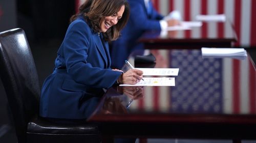 Cine e Kamala Harris, primul vicepreședinte femeie din SUA, susținută de Biden pentru Casa Albă / Vizita în România din 2022