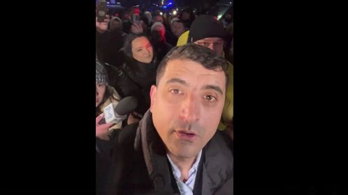 George Simion și Diana Șoșoacă, huiduiți de protestatari, la Chiajna/ Fermierii s-au dezis de Șoșoacă: ”Au vrut să spargem baricada de jandarmi”/ ”Tu ai venit la voturi acum”, ”Nu ne fura protestul!”, ”Simion, acasă!”