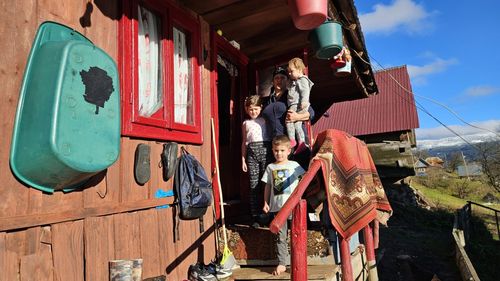 Investigație WWF: Sătenii plătesc prețul întreg pentru lemnul de foc, în timp ce orășenii primesc subvenții pentru facturile la gaz și electricitate / Drama consumatorilor vulnerabili