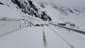Troiene de peste 80 centimetri şi posibile avalanşe medii în munţii Făgăraş şi Bucegi, la peste 2.000 de metri