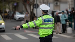 Polițiștii de la Rutieră prinși în flagrant în timp ce ar fi luat mită pe Calea Dorobanți au fost trimiși în judecată