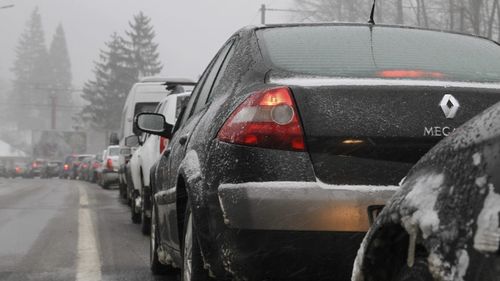 Trafic intens către staţiunile de pe Valea Prahovei. În zona Comarnic se circulă în coloană