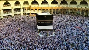 Peste un milion de musulmani au început ritualul "tawaf" la Mecca, cel mai sfânt oraş al islamului / Peste 1.300 de pelerini au murit anul trecut din cauza temperaturilor extreme