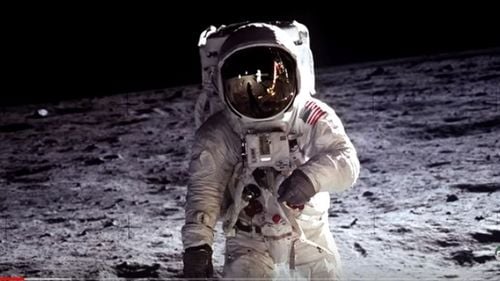 Spitalul unde a murit astronautul Neil Armstrong va plăti 6 milioane de dolari despăgubiri familiei acestuia. Rudele au acuzat medicii de malpraxis