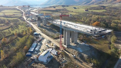 FOTO Autostrada Sibiu – Piteşti: Lotul Sibiu – Boiţa a ajuns la 55% execuţie. Constructorul PORR lucrează pe şantier cu 500 de drumari şi 300 de utilaje