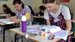 BREAKING România modifică structura examenelor naționale din cauza schimbărilor climatice. Calendarul BAC 2025 propune ca probele scrise să înceapă în 10 iunie, cel mai devreme din istoria recentă, iar competențele să se dea în iarnă