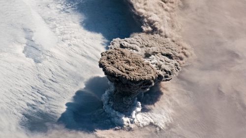 NASA: Forţa erupţiei vulcanice produse în arhipelagul Tonga pe 15 ianuarie a depăşit-o pe cea a bombei atomice de la Hiroshima / Supraviețuitorii catastrofei susțin că puterea erupției „le-a zguduit creierul”