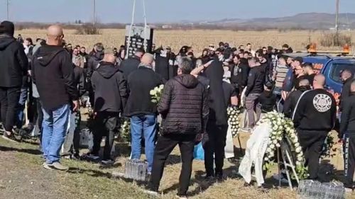 S-a construit un monument în locul în care 7 suporteri PAOK Salonic au murit într-un accident rutier / Fani ai echipei din Grecia și de la Poli Timișoara au adus coroane și flori