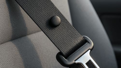 Ce face micul bumb de plastic de pe centura de siguranţă?