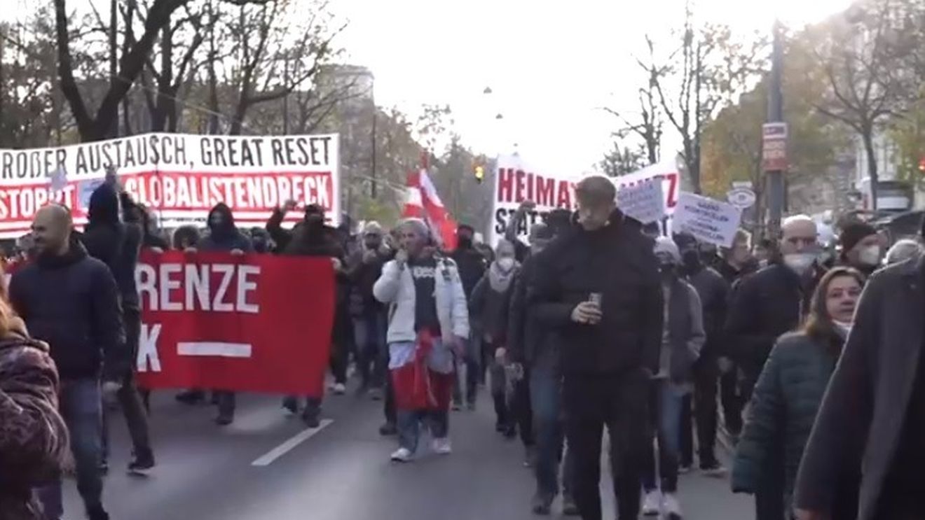Mii de austrieci protestează împotriva vaccinării obligatorii, în timp ce țara e lovită de un nou val pandemic. Unii afișează steaua lui David. Steagurile României și Italiei, alături de drapelul austriac