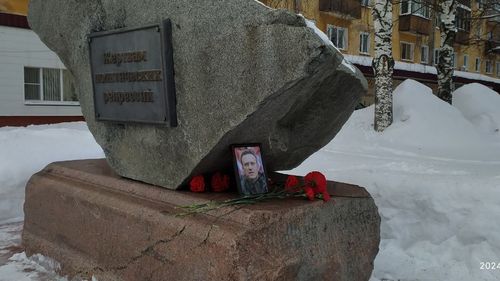 FOTO Manifestări spontane în memoria lui Navalnîi în mai multe orașe din Rusia / Autoritățile îi avertizează pe ruși să nu se alăture protestelor