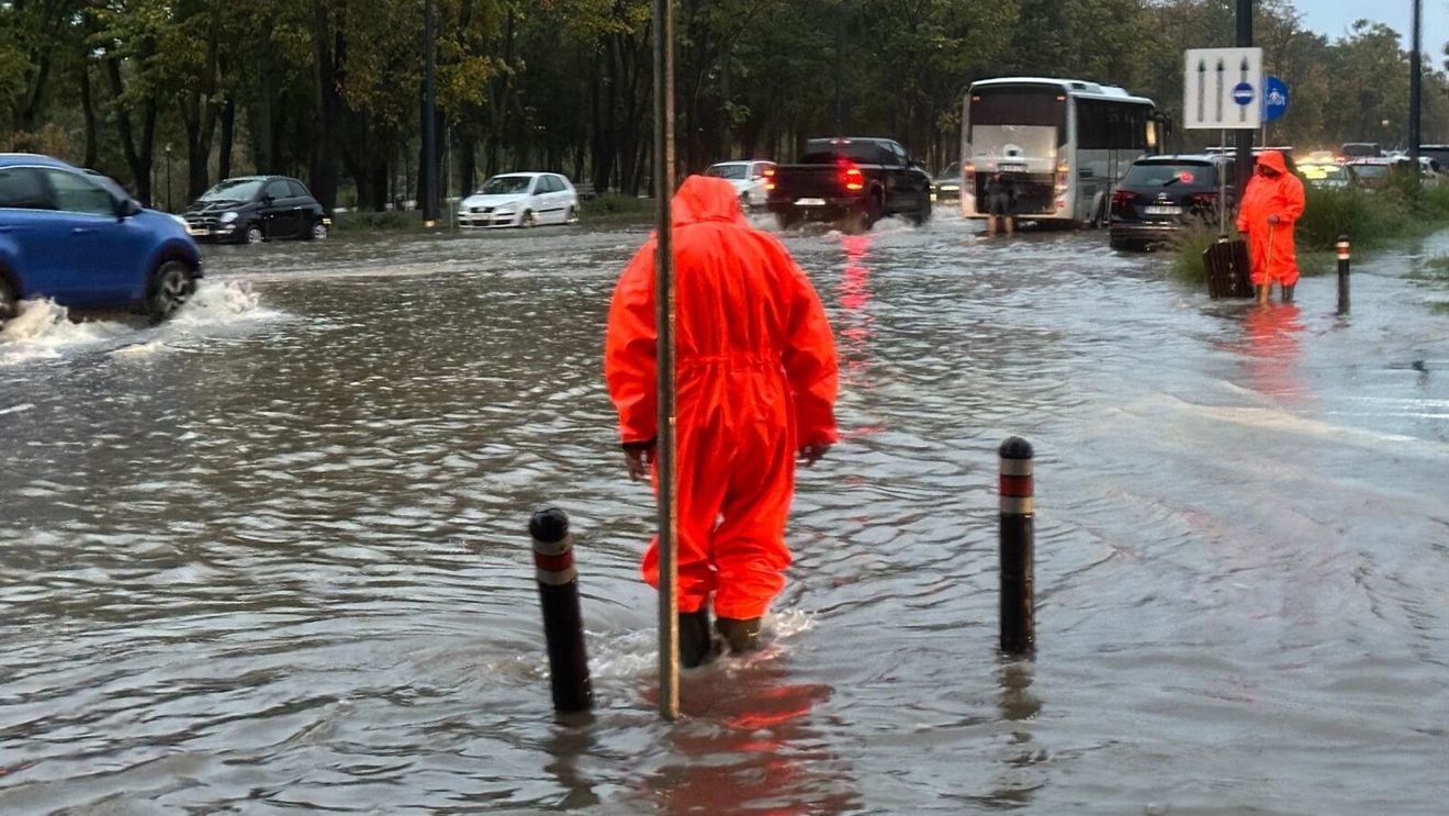 LIVE Arafat: Continuăm până la ora 23.00 cu cod portocaliu / Școli închise în București și cinci județe / În municipiul Constanța s-a oprit ploaia, însă pentru mai multe localități din județ a fost emis un nou cod roșu