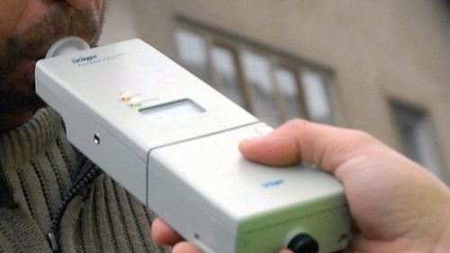 Bărbat arestat după ce a fost prins conducând beat şi fără permis, de două ori în aceeaşi zi  / A doua oară avea montate plăcute cu numere de înmatriculare de la altă mașină