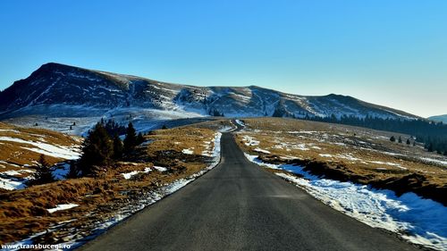 A fost redeschis unul dintre cele mai spectaculoase drumuri din România / Transbucegi, care face legătura între Sinaia și Cabana Piatra Arsă, fusese închis din cauza unei avalanșe