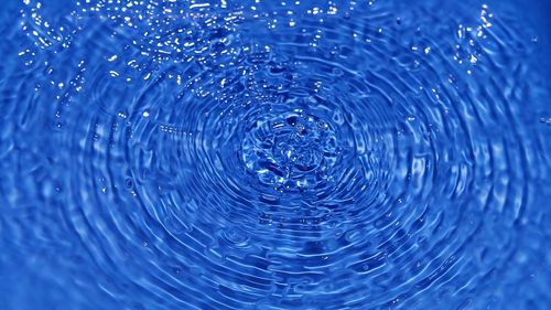 Cercetătorii de la MIT au testat o tehnologie revoluționară care transformă vaporii de apă din atmosferă în apă potabilă, chiar și în condiții extreme