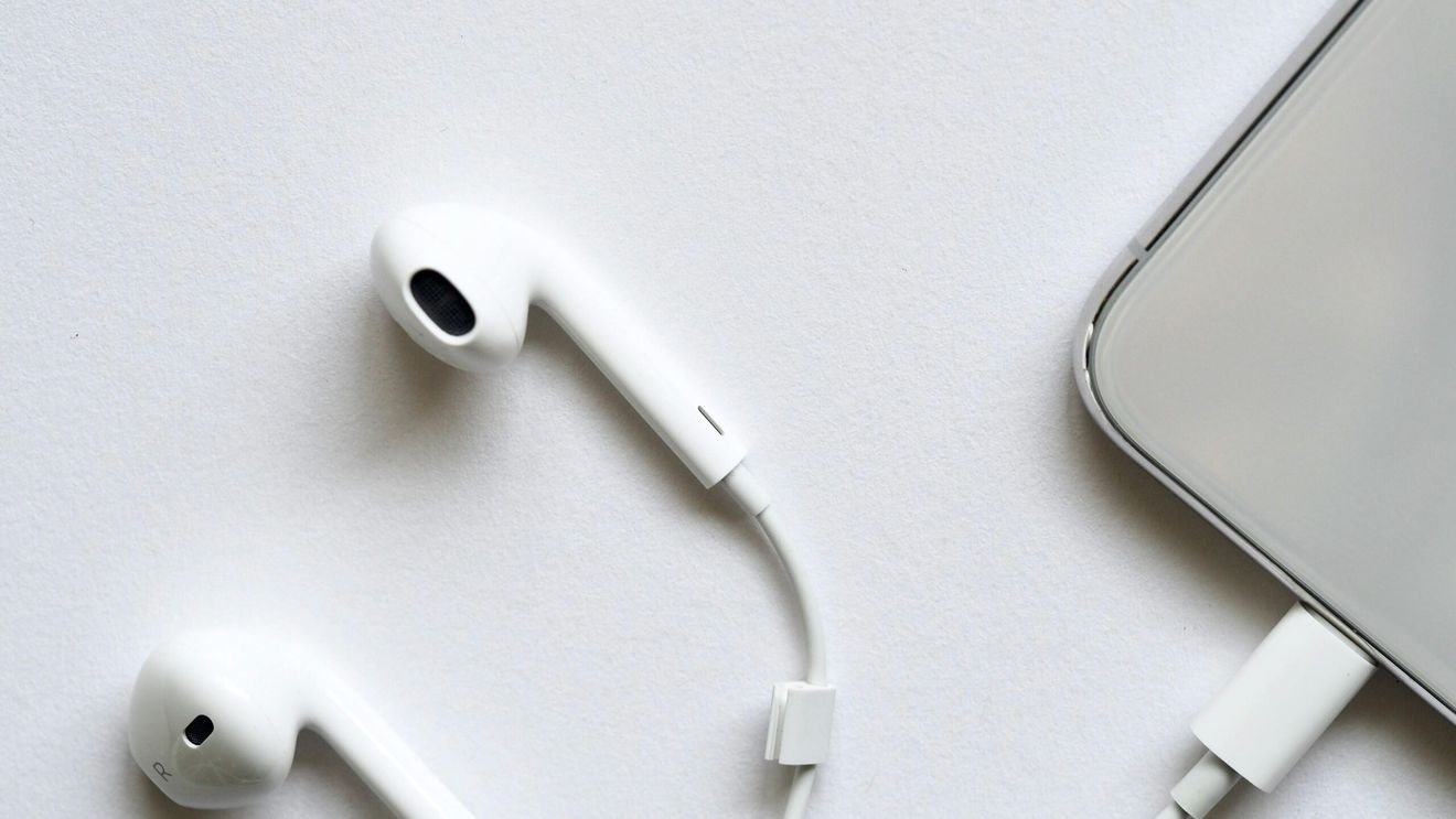 Căștile cu fir revin în trend: de ce generația digitală renunță la Bluetooth