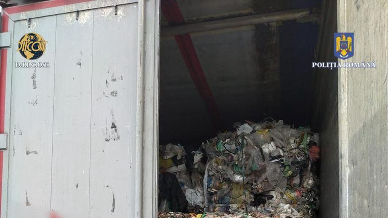 Opt transporturi cu peste 100 tone de deşeuri, blocate să intre în ţară, la Nădlac și Borș