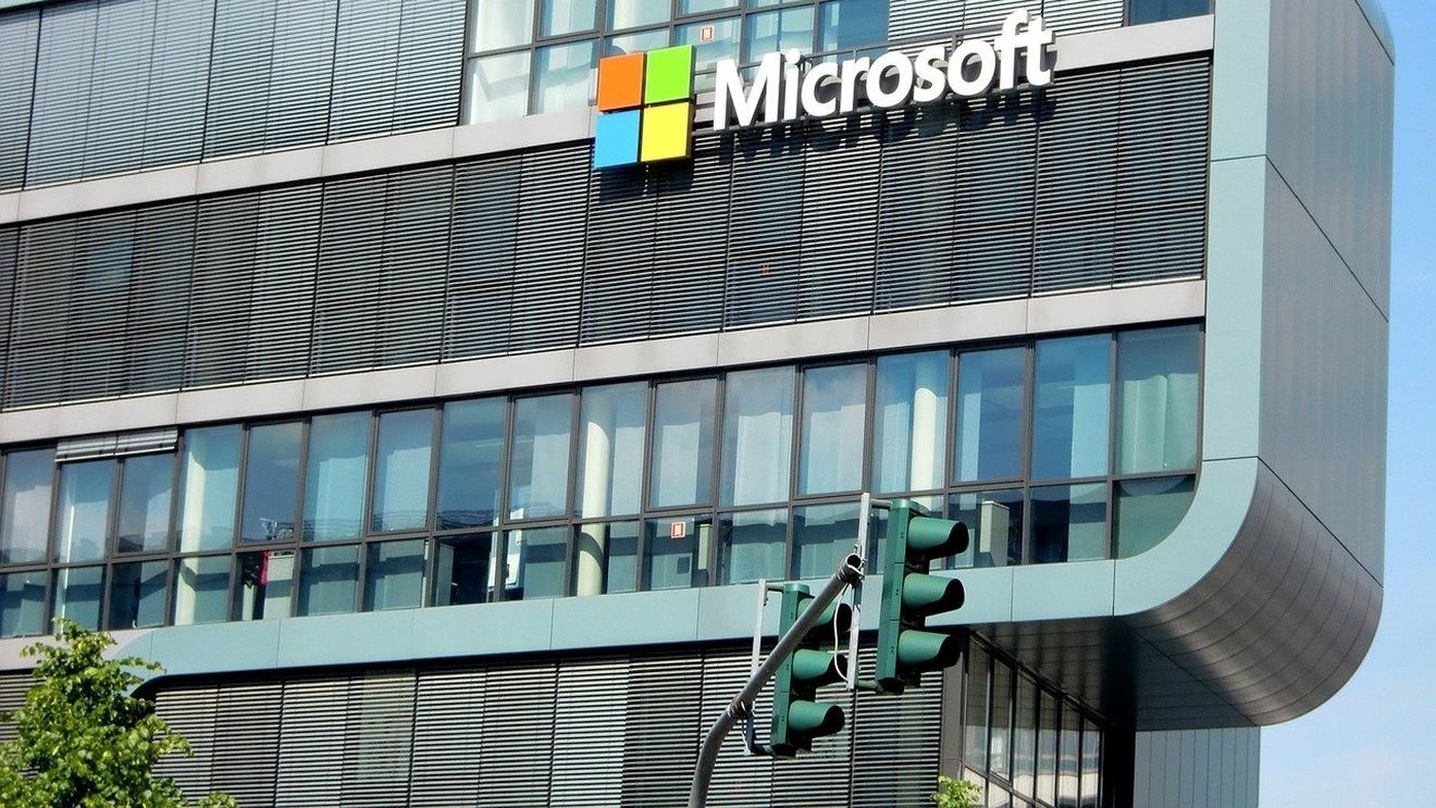 Acţiunile Microsoft se îndreaptă joi spre cea mai proastă zi din ultimii doi ani, cu un declin de peste 5%, după previziunile dezamăgitoare ale companiei