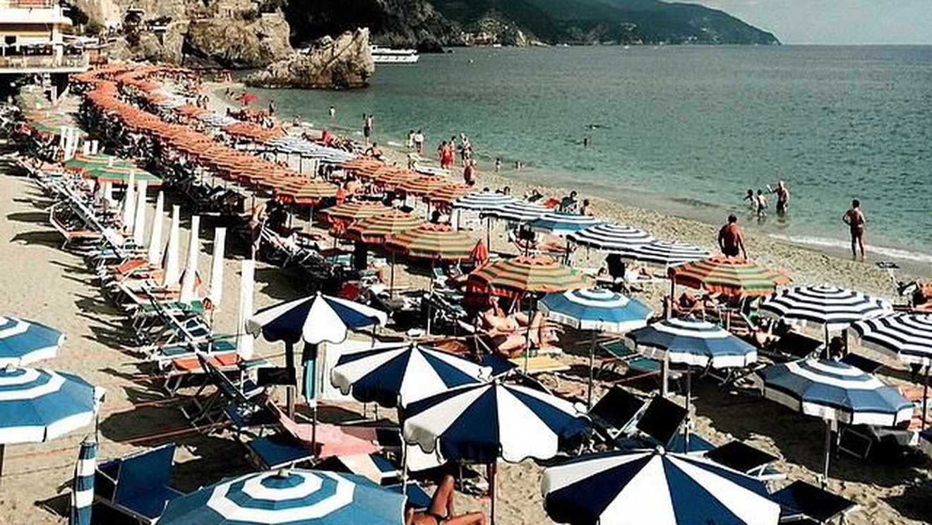 În ciuda avertizărilor autorităților de a fi precauți și de a păstra măsurile de distanțare, plajele din Italia sunt înțesate de oameni