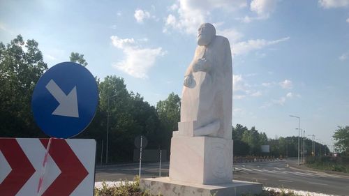 EXCLUSIV Primăria Voluntari a comandat 7 statui în oraș: Cât a costat fiecare și cum explică administrația semnificația statuii controversată din sensul giratoriu din Pipera-Tunari