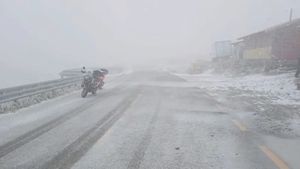 Motociclist „înghețat” pe Transalpina / A pornit la drum cu haine de vară și a intrat în hipotermie / ”A încercat să treacă Transalpina cu haine de 25 de grade”