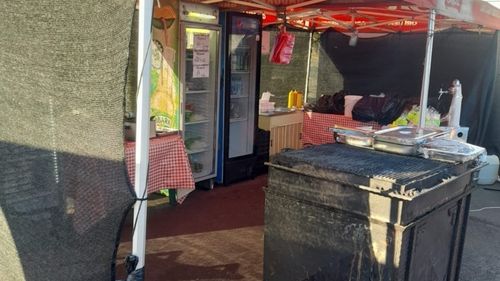 VIDEO: ANPC, control "fulger" la Târgul de la Academia Militară din București/ Șeful ANPC: Majoritatea celor de aici nu sunt producători, ci comercianți/ Grătarul, închis