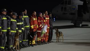 FOTO VIDEO Primii salvatori români trimişi în Turcia au revenit în ţară/ Au fost întâmpinaţi de premierul Nicolae Ciucă şi şeful DSU, Raed Arafat