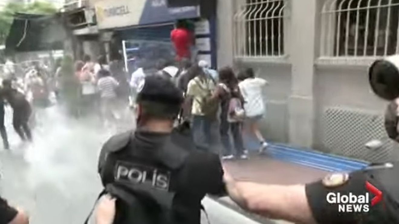VIDEO Poliția turcă a dispersat o paradă LGBT cu gaze lacrimogene. Zeci de oameni, printre care un fotoreporter AFP, au fost arestați
